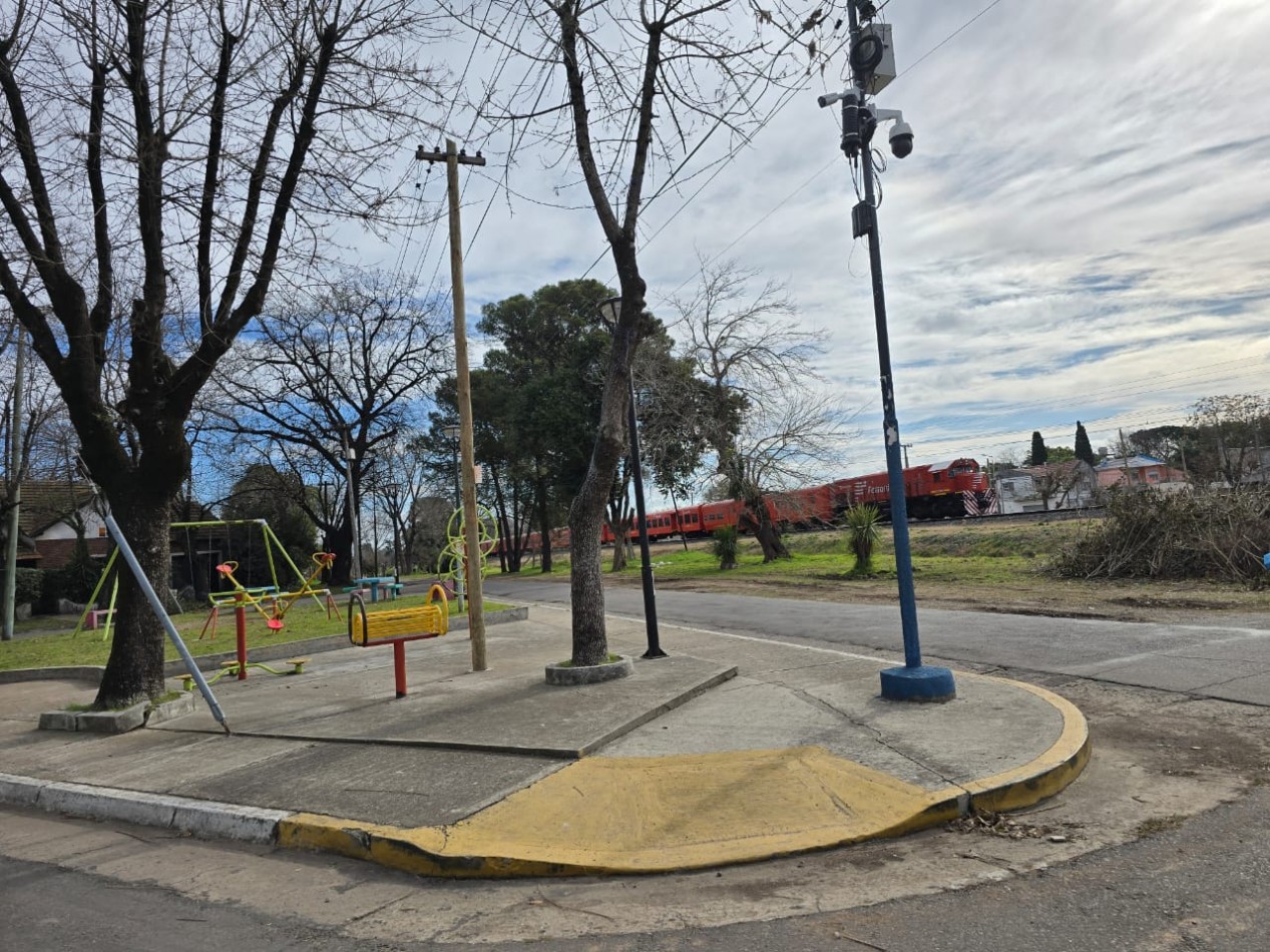 CASA 3 AMBI. C/ ENTRADA P/ DOS AUTOS Y JARDIN