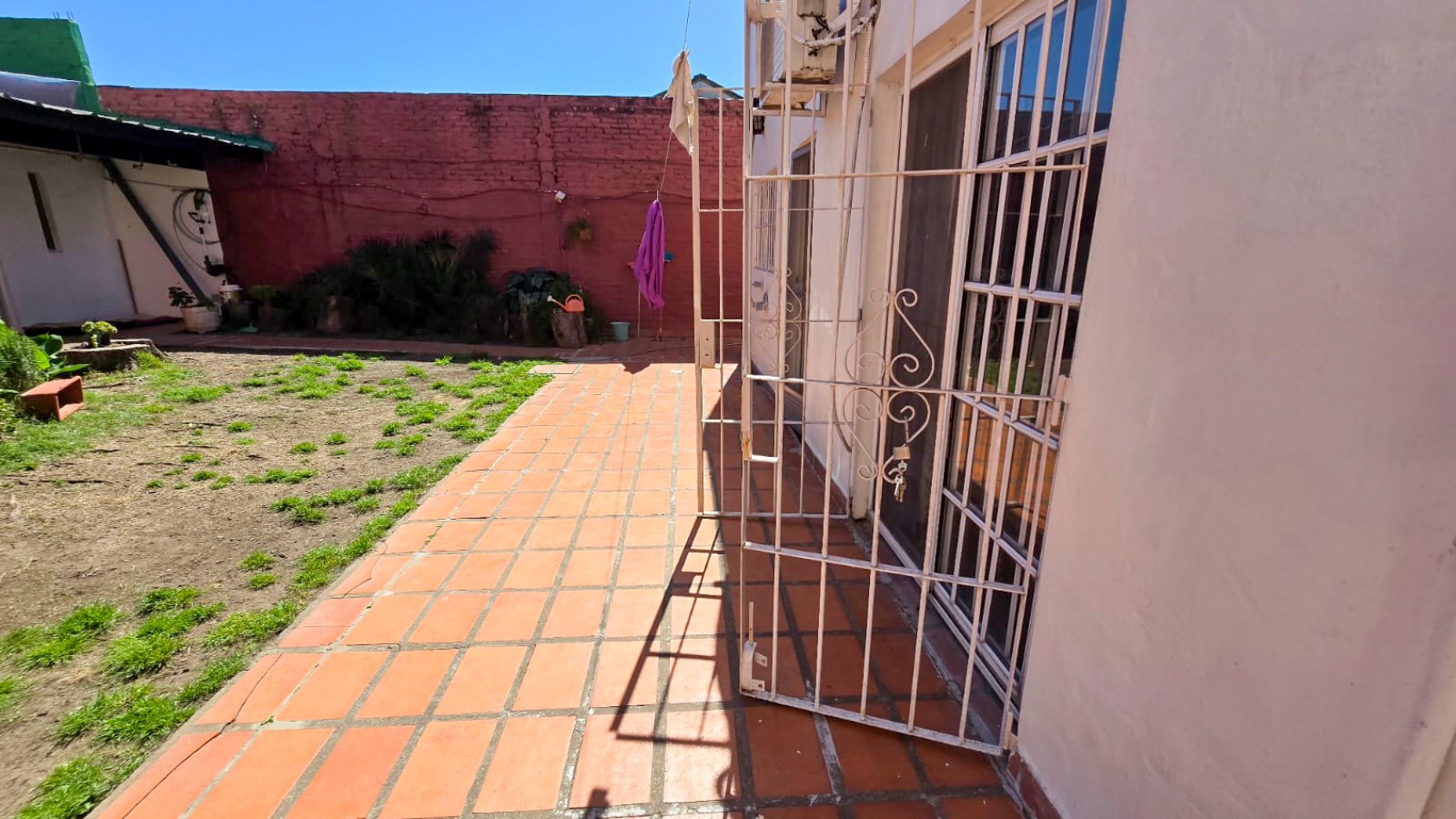 CASA 3 AMB CON DPTO DE 3 AMB Y COCHERA 