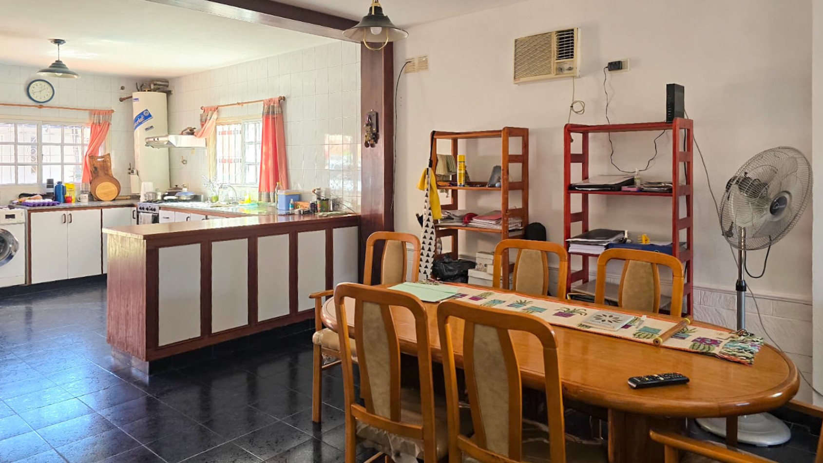 CASA 3 AMB CON DPTO DE 3 AMB Y COCHERA 