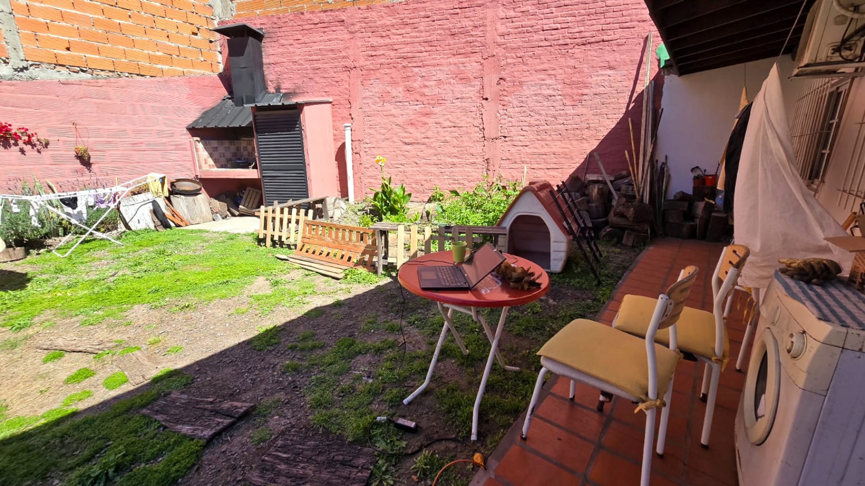 CASA 3 AMB CON DPTO DE 3 AMB Y COCHERA 