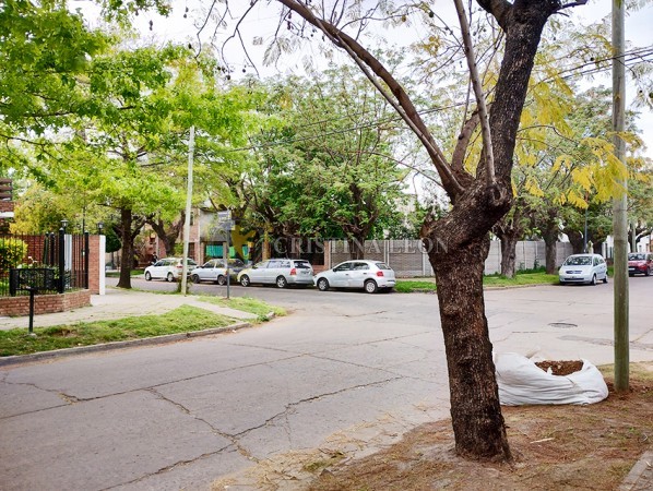 DUPLEX 3 AMB. CON COCHERA Y FONDO LIBRE