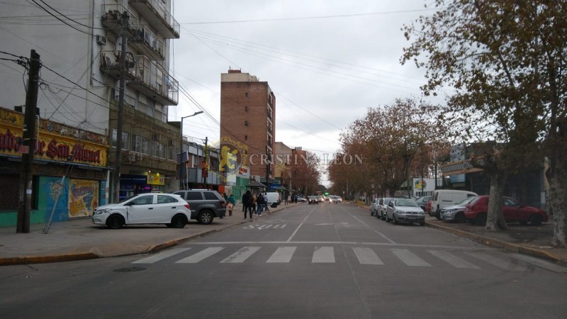 AMPLIAS Y LUMINOSAS OFICINAS VIDRIADAS.