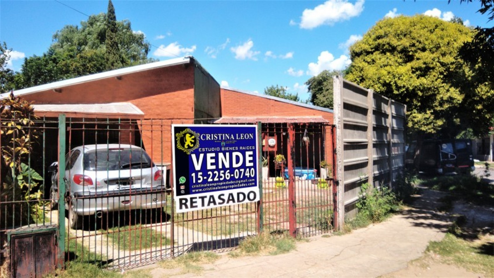 OPORTUNIDAD!!      CHALET 4 AMB. C/COCHERA Y JARDIN.