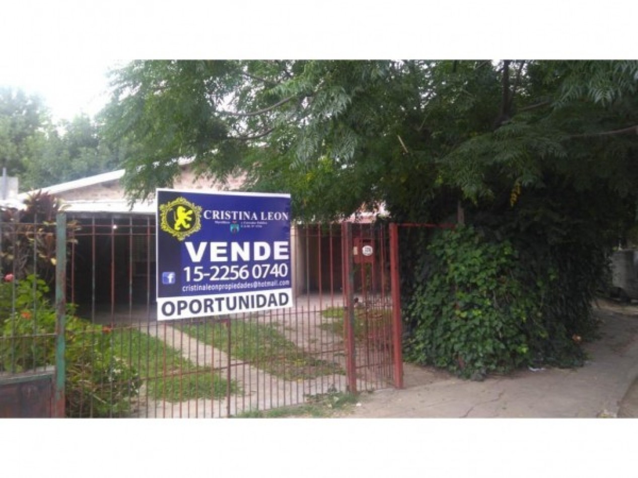 OPORTUNIDAD!!      CHALET 4 AMB. C/COCHERA Y JARDIN.