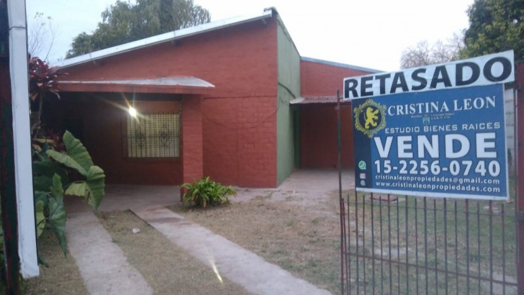 OPORTUNIDAD!!      CHALET 4 AMB. C/COCHERA Y JARDIN.