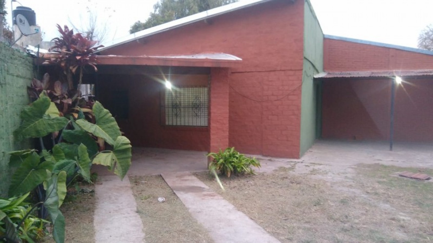 OPORTUNIDAD!!      CHALET 4 AMB. C/COCHERA Y JARDIN.