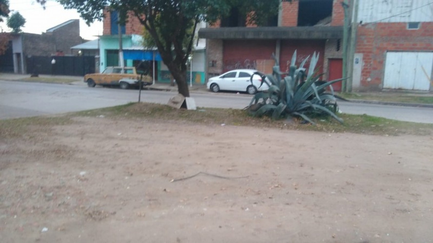 OPORTUNIDAD!!      CHALET 4 AMB. C/COCHERA Y JARDIN.