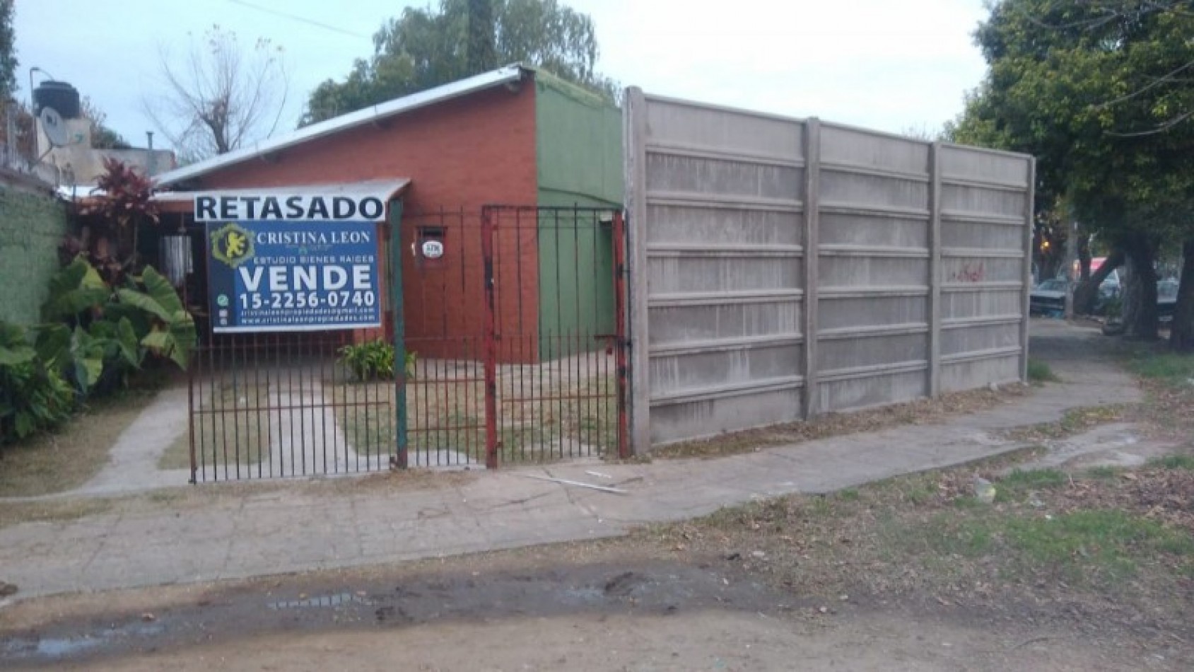 OPORTUNIDAD!!      CHALET 4 AMB. C/COCHERA Y JARDIN.