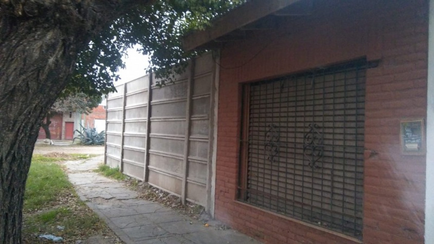 OPORTUNIDAD!!      CHALET 4 AMB. C/COCHERA Y JARDIN.