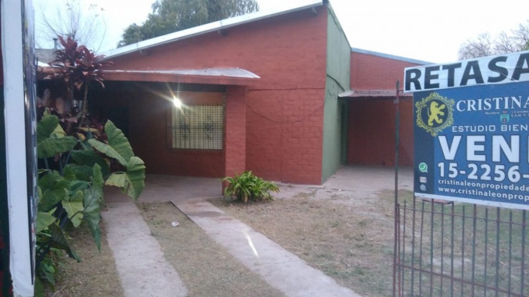 OPORTUNIDAD!!      CHALET 4 AMB. C/COCHERA Y JARDIN.