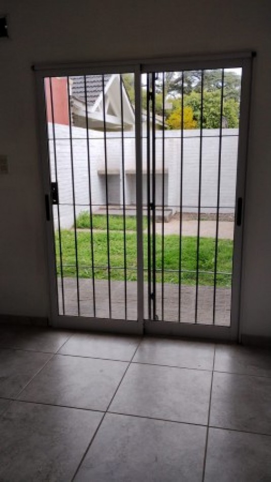 DUPLEX 3 AMB. C/FONDO LIBRE Y ENTRADA DE AUTO