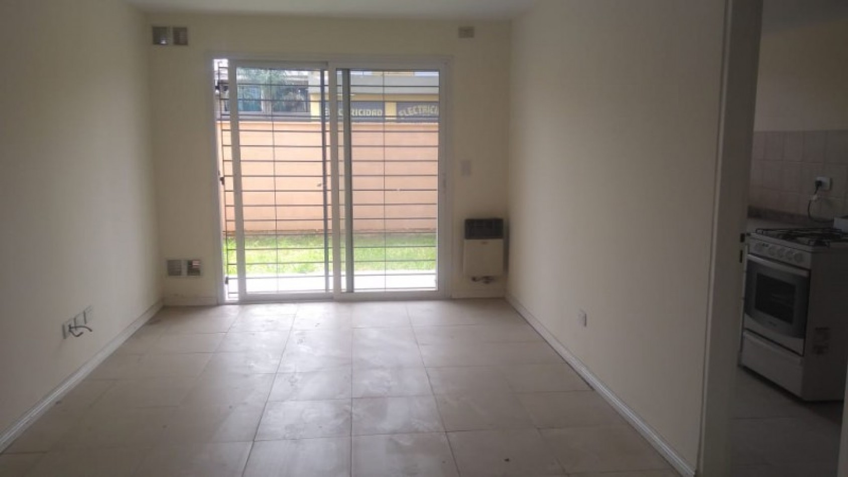 DEPARTAMENTO   3 AMB.  PLANTA BAJA C/JARDIN Y COCHERA (COMPLEJO CERRADO)