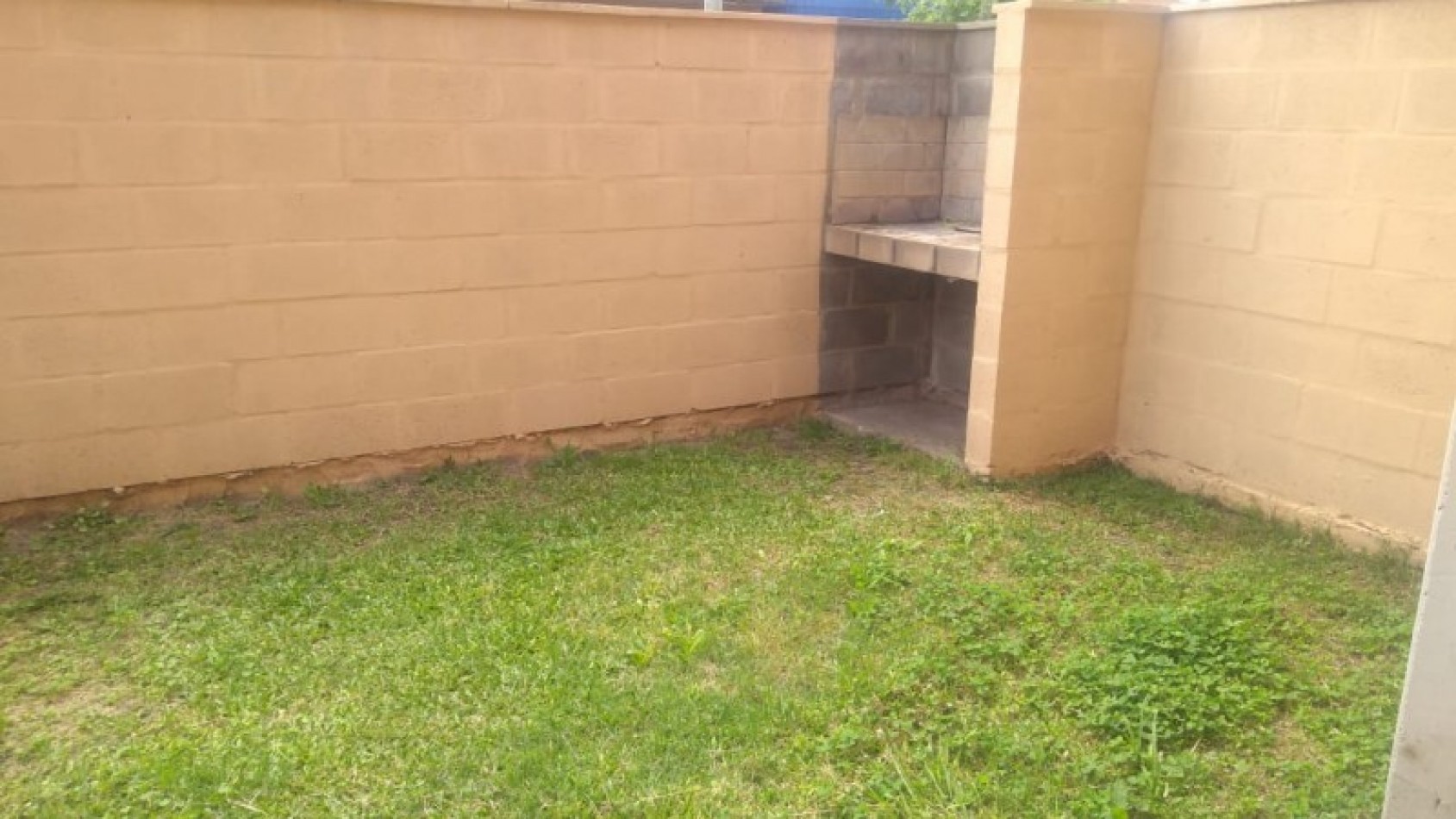 DEPARTAMENTO   3 AMB.  PLANTA BAJA C/JARDIN Y COCHERA (COMPLEJO CERRADO)