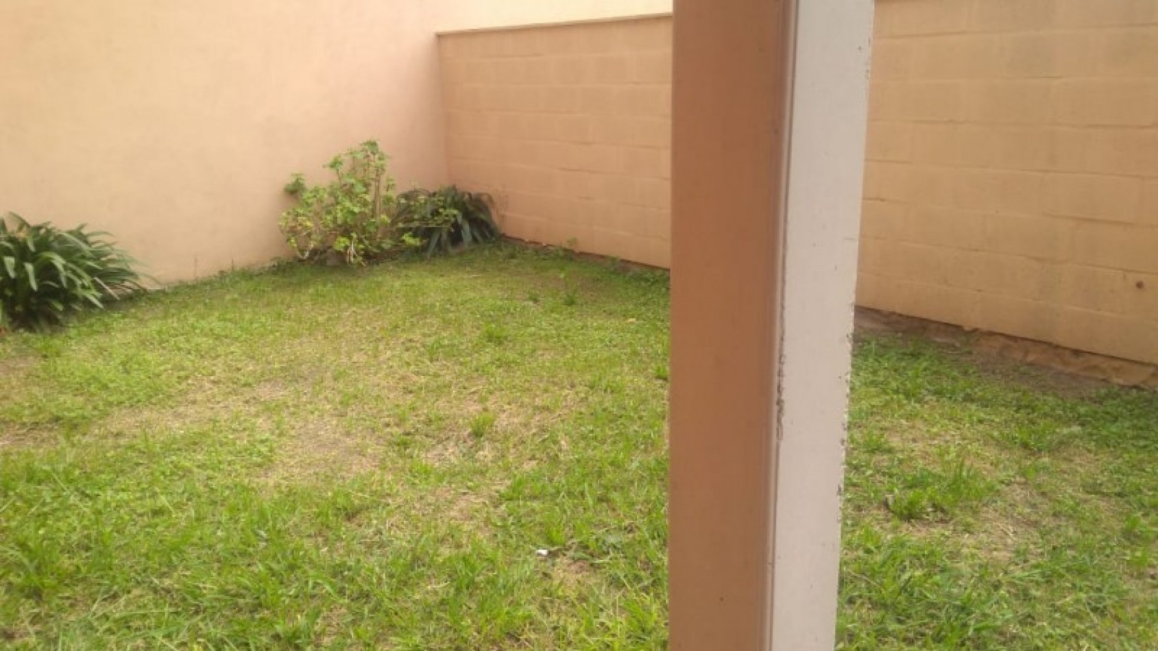 DEPARTAMENTO   3 AMB.  PLANTA BAJA C/JARDIN Y COCHERA (COMPLEJO CERRADO)