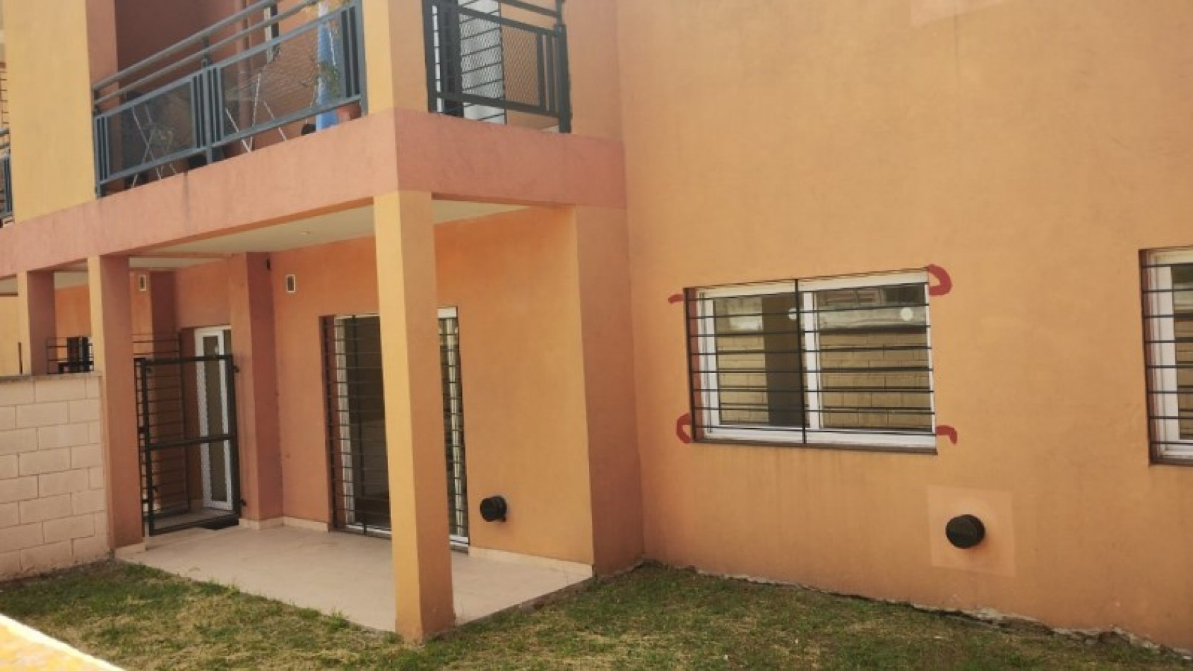 DEPARTAMENTO   3 AMB.  PLANTA BAJA C/JARDIN Y COCHERA (COMPLEJO CERRADO)