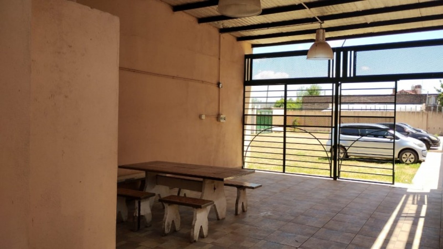 DEPARTAMENTO   3 AMB.  PLANTA BAJA C/JARDIN Y COCHERA (COMPLEJO CERRADO)