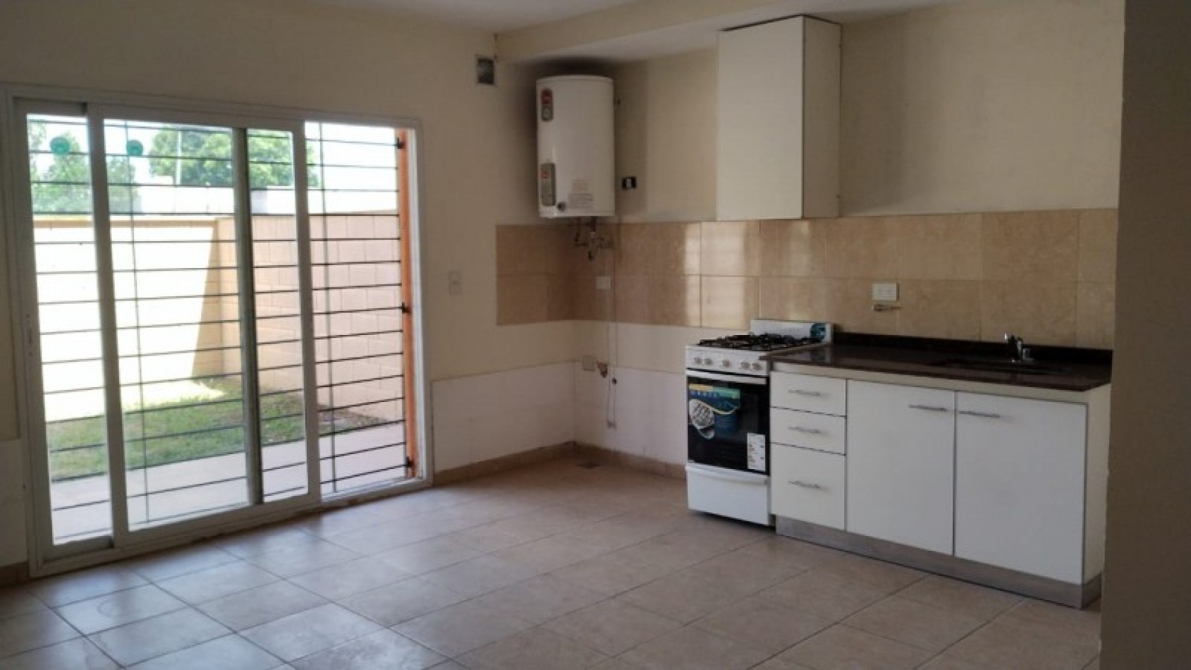 DEPARTAMENTO   3 AMB.  PLANTA BAJA C/JARDIN Y COCHERA (COMPLEJO CERRADO)