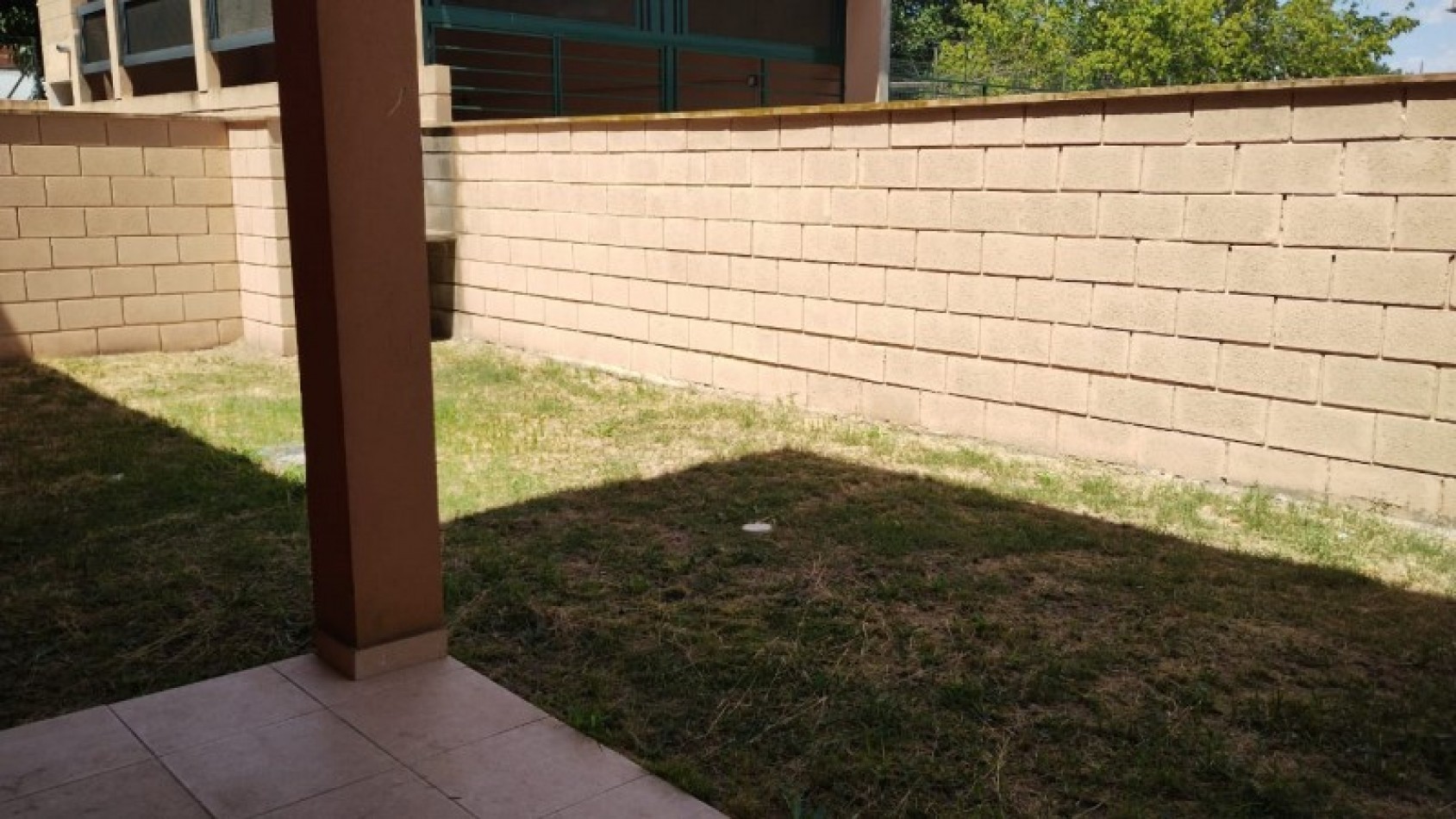 DEPARTAMENTO   3 AMB.  PLANTA BAJA C/JARDIN Y COCHERA (COMPLEJO CERRADO)