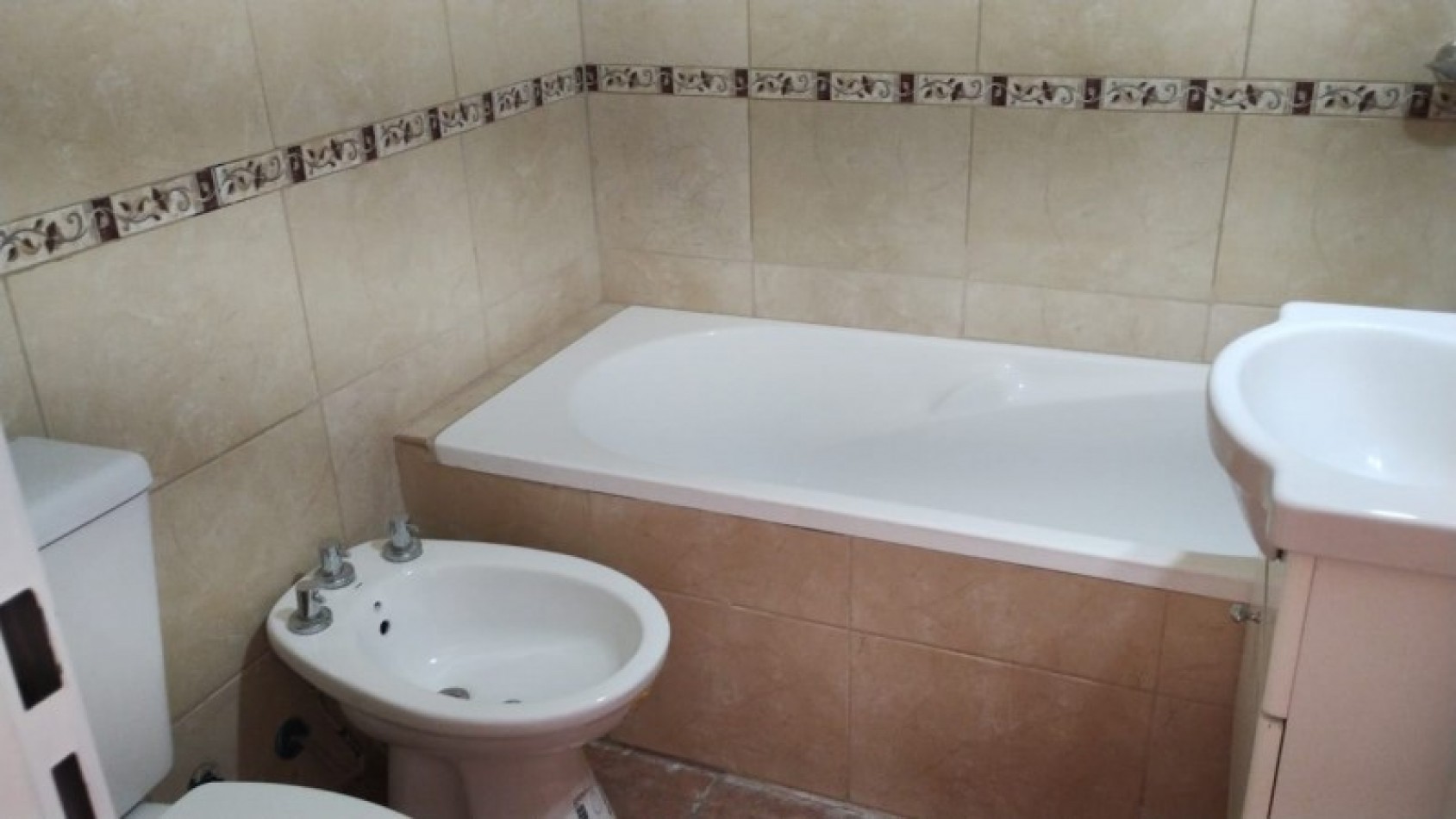 DEPARTAMENTO   3 AMB.  PLANTA BAJA C/JARDIN Y COCHERA (COMPLEJO CERRADO)