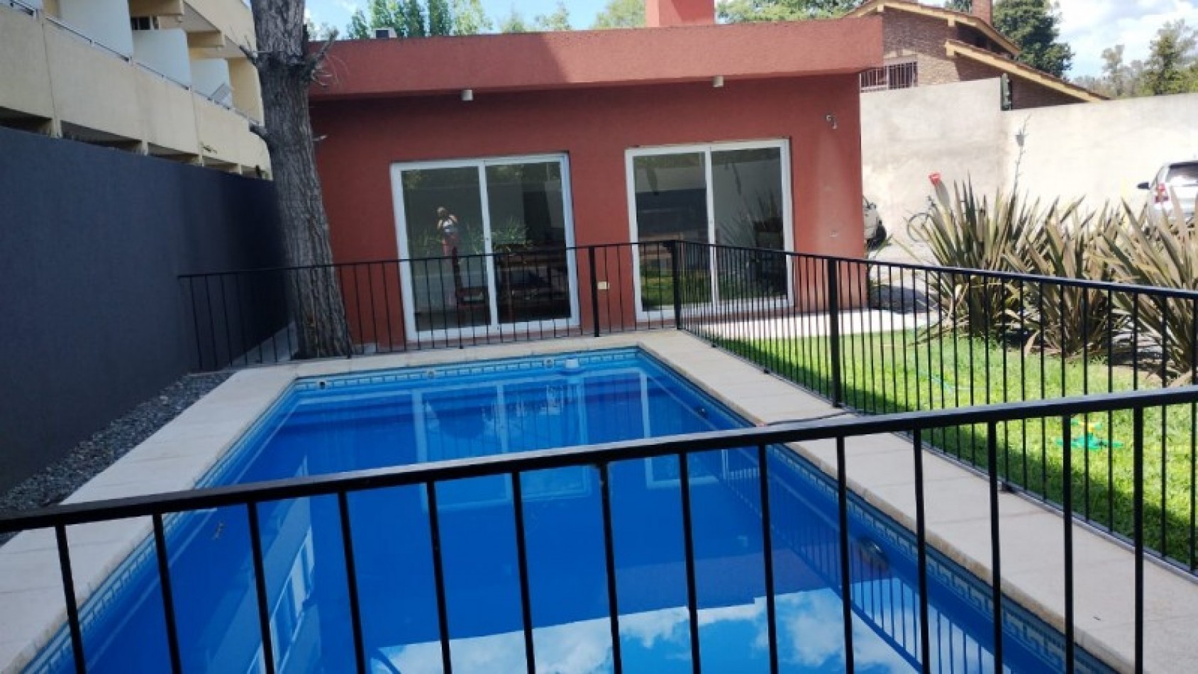 DUPLEX DE 3 AMB. PATIO/BALCON/COCHERA/QUINCHO Y PISCINA