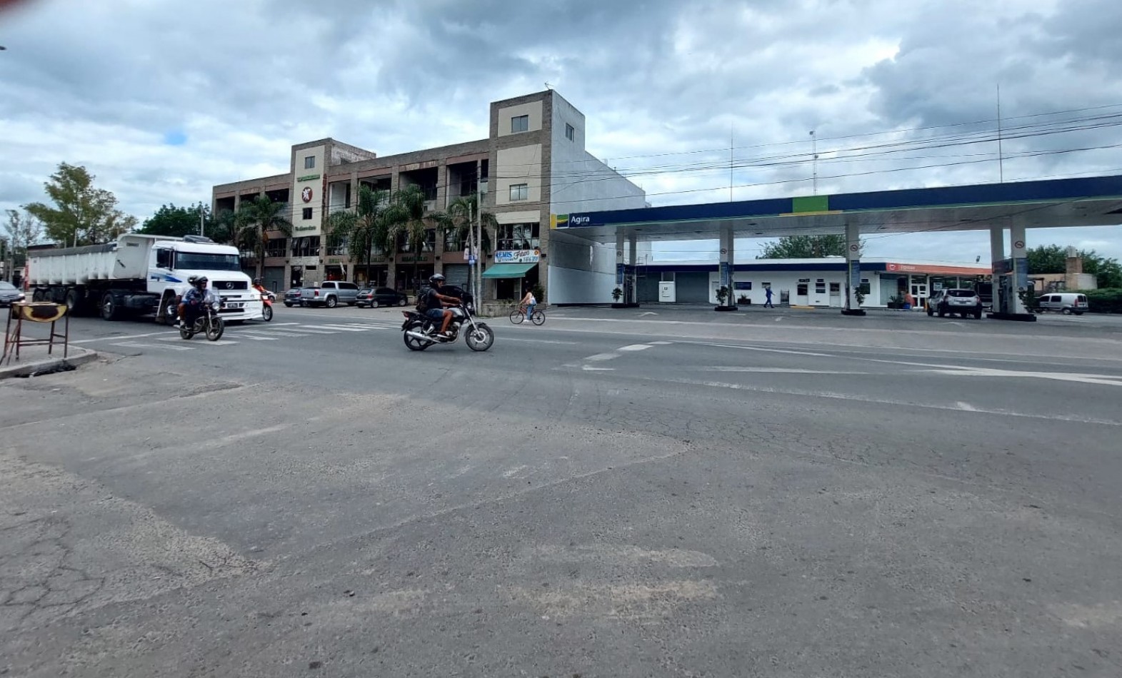 DEPARTAMENTO 2 AMB. CONTRA FRENTE  C/ ENTRADA DE AUTO