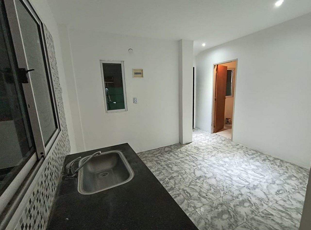 CASA AMERICANA 3 AMB. C/JARDIN  Y COCHERA