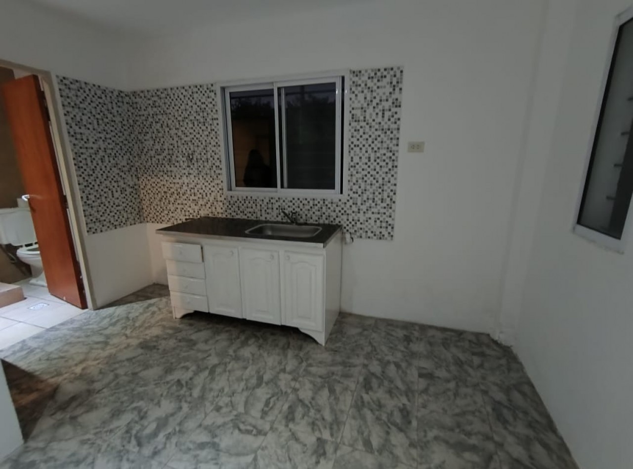 CASA AMERICANA 3 AMB. C/JARDIN  Y COCHERA