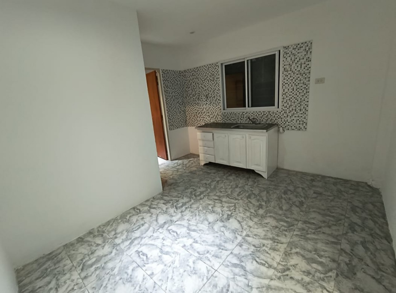 CASA AMERICANA 3 AMB. C/JARDIN  Y COCHERA