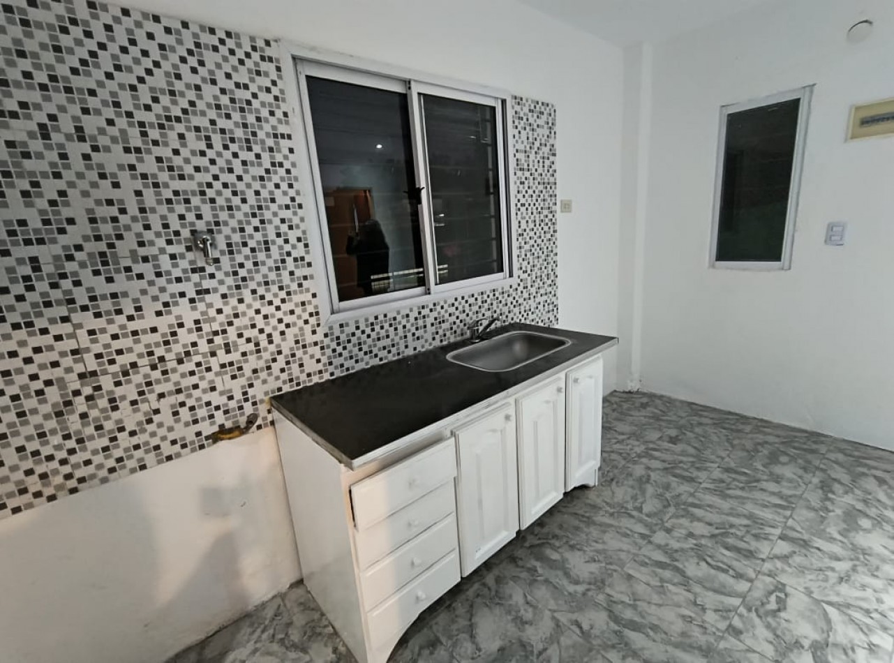 CASA AMERICANA 3 AMB. C/JARDIN  Y COCHERA