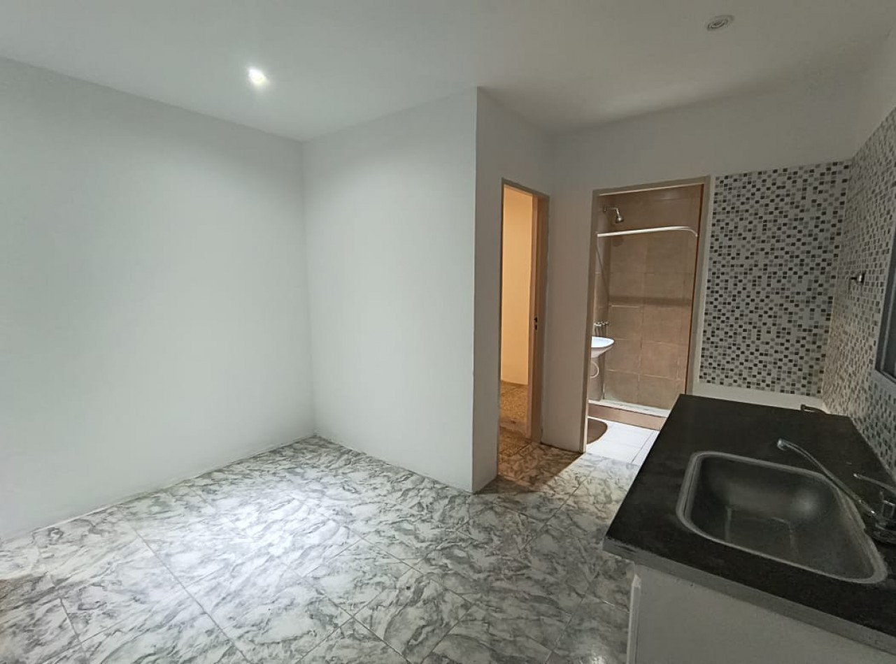 CASA AMERICANA 3 AMB. C/JARDIN  Y COCHERA