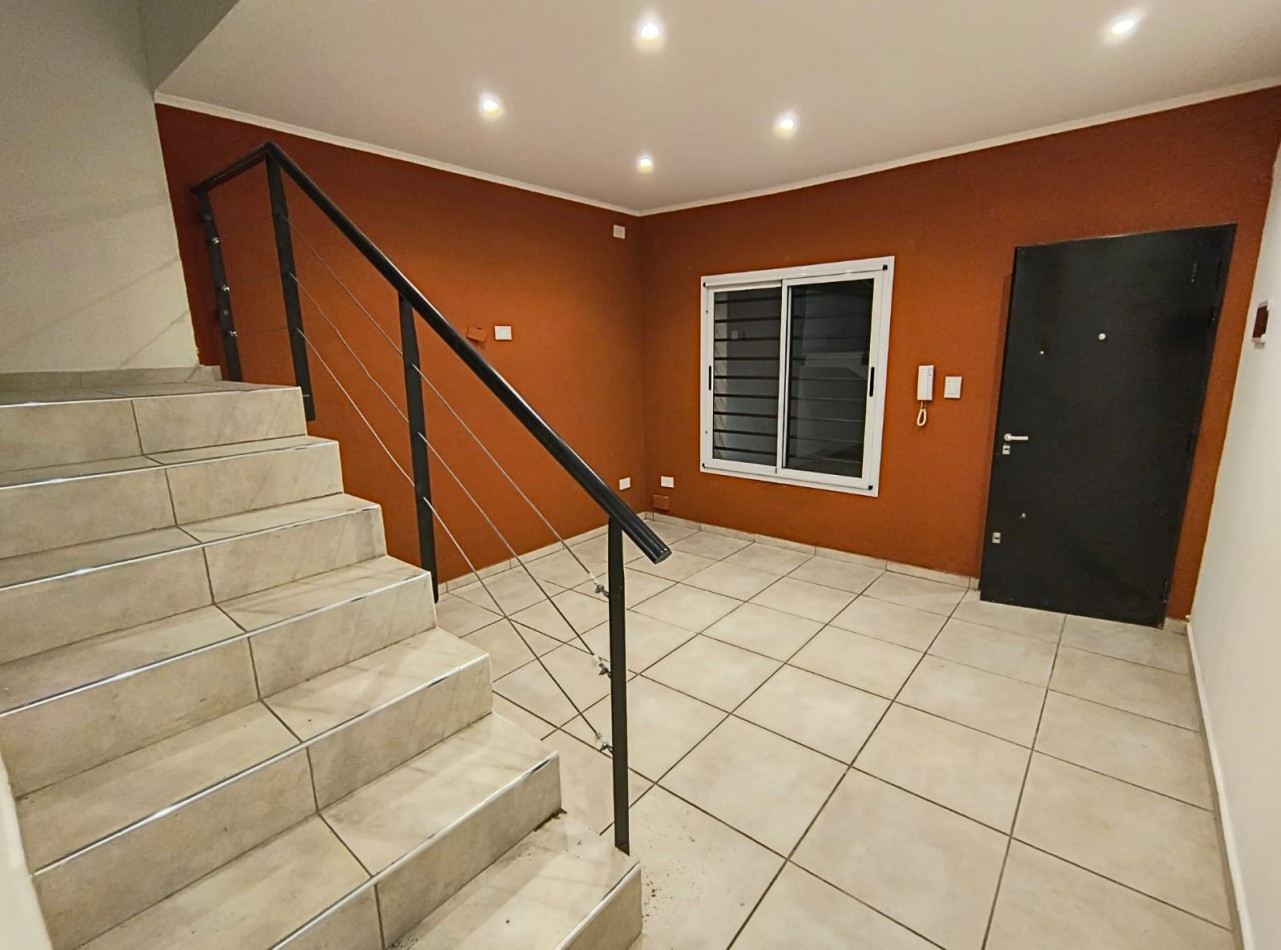 DUPLEX  3 AMB. C/ PATIO Y ENTRADA VEHICULO