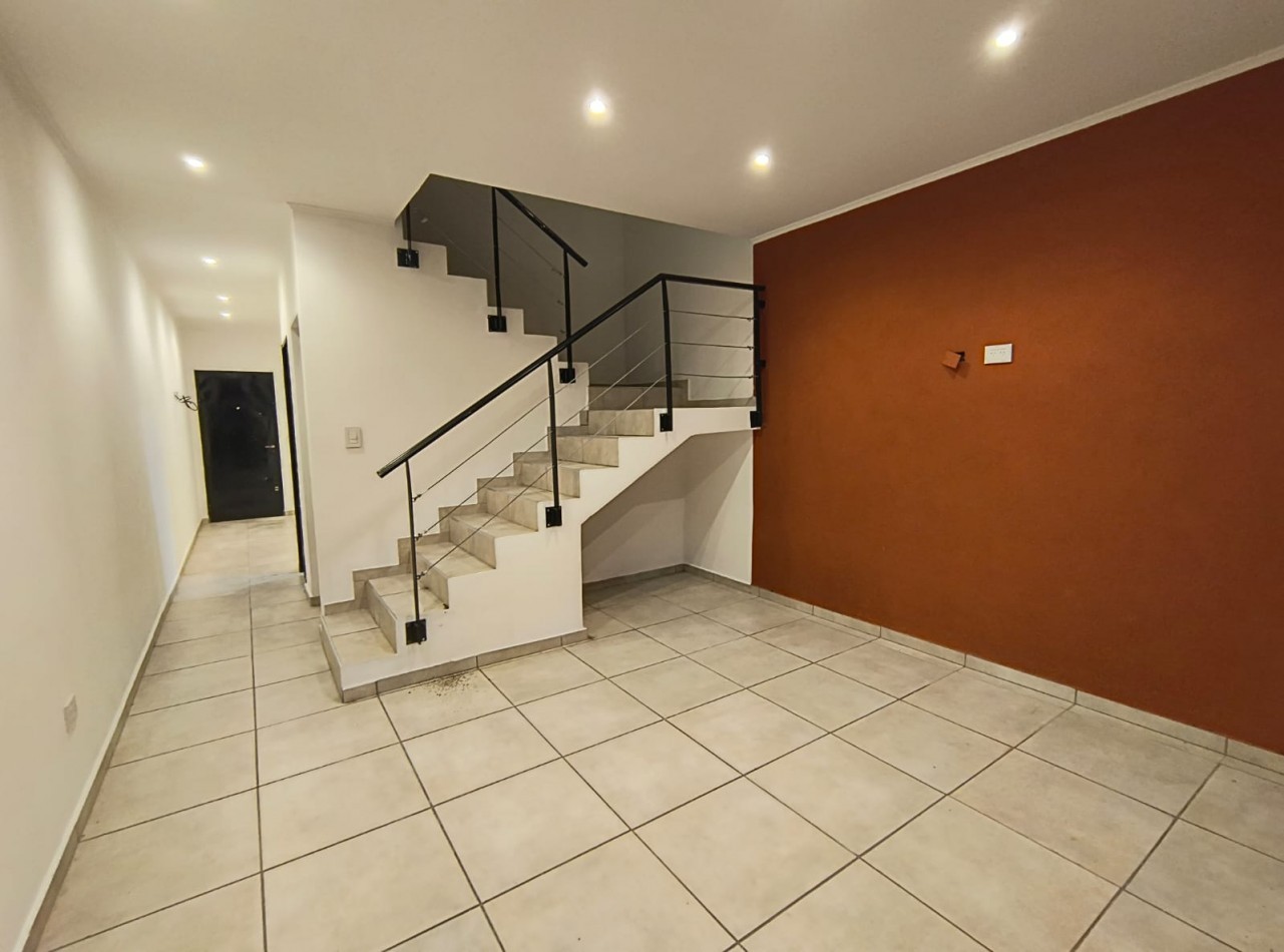 DUPLEX  3 AMB. C/ PATIO Y ENTRADA VEHICULO