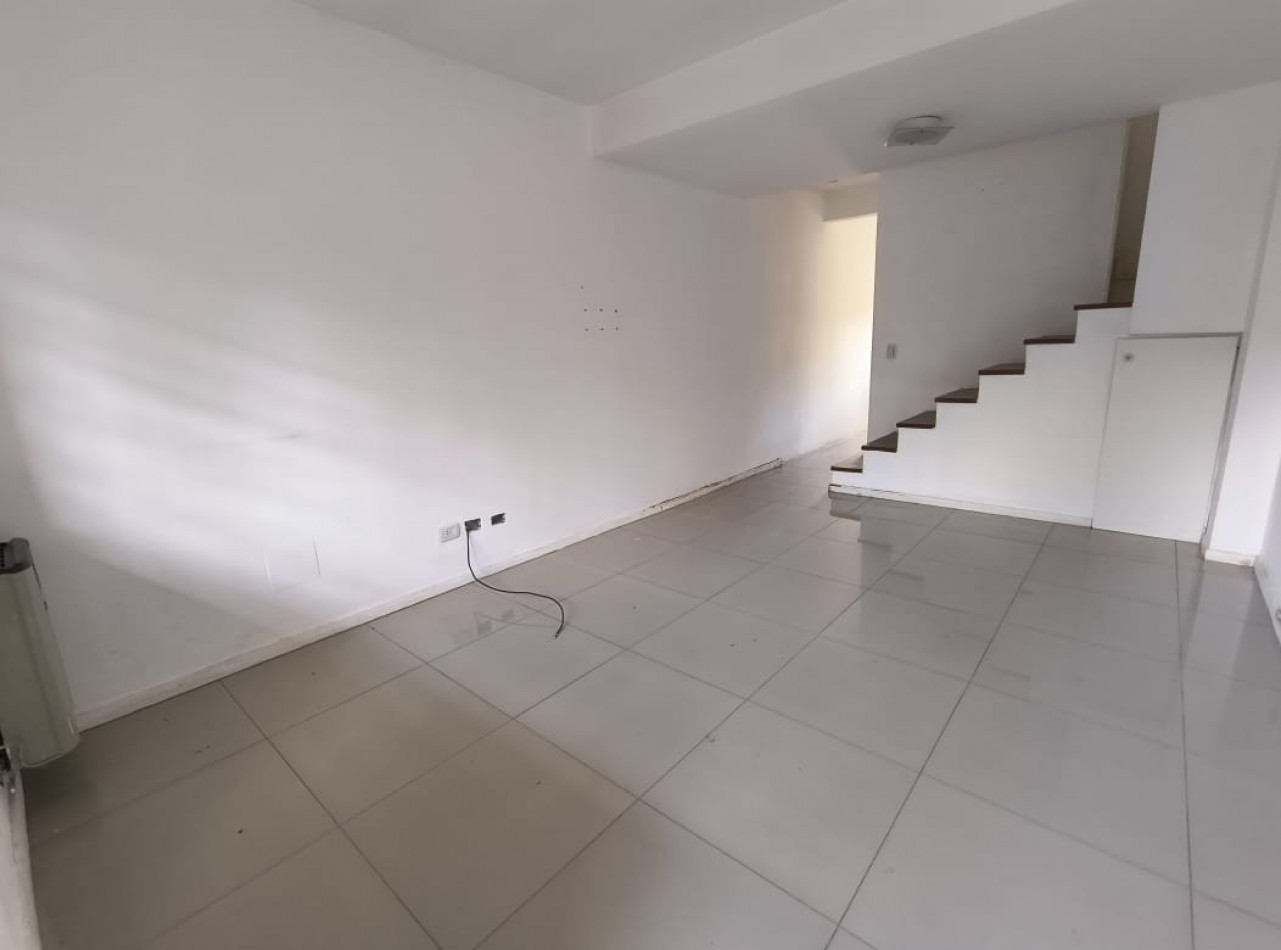 DUPLEX DE 3 AMB. PATIO/BALCON/COCHERA/QUINCHO Y PISCINA