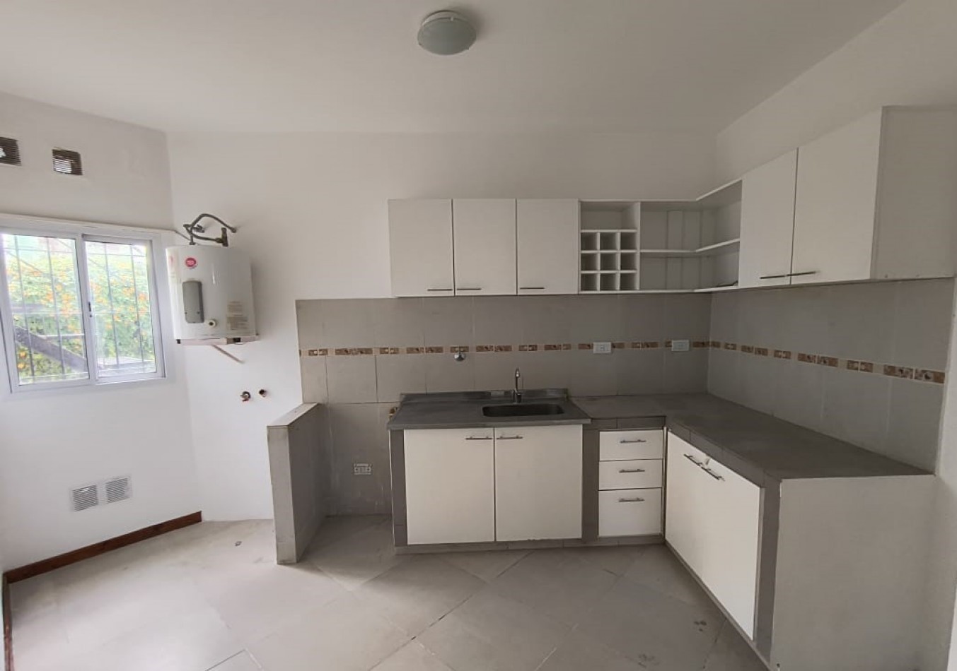 DEPARTAMENTO 4 AMB. AMPLIOS PLANTA BAJA C/ COCHERA (COMPLEJO CERRADO)