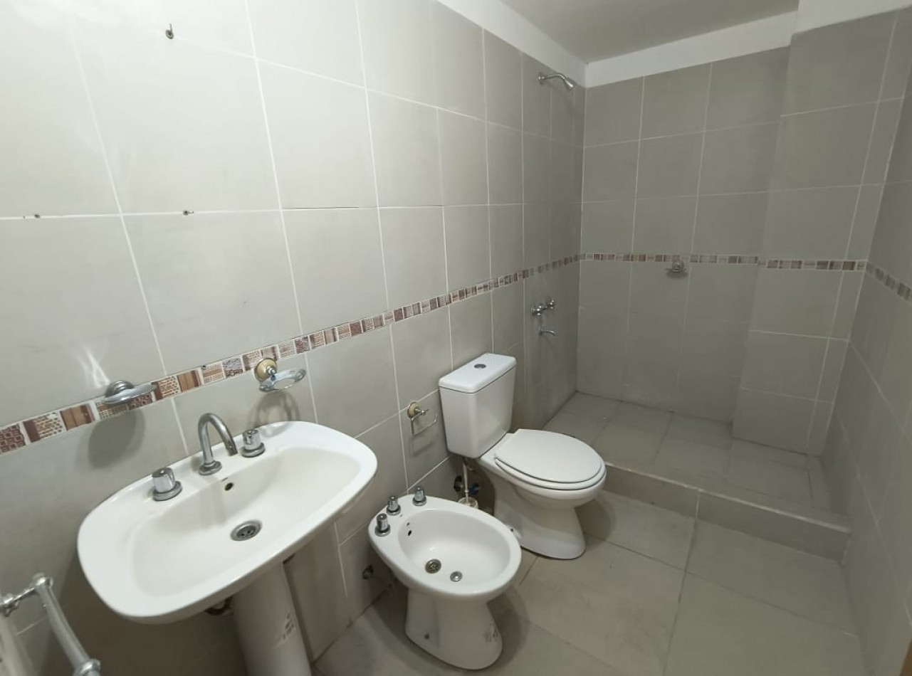 DEPARTAMENTO 4 AMB. AMPLIOS PLANTA BAJA C/ COCHERA (COMPLEJO CERRADO)