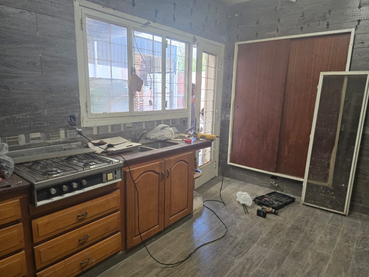 LOCAL 380 M2. C/ ENTREPISO / 2 GALPONES / ENTRADA DE CAMIONES/ LOTE 700 M2. 