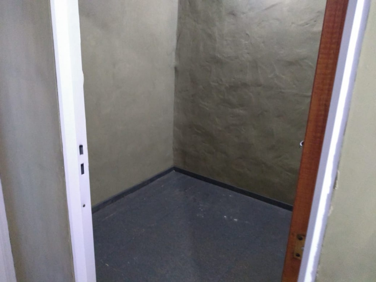 CASA DE 4 AMB.CON PARQUE Y ENTRADA P/ VARIOS AUTOS