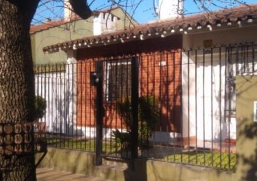 CHALET DE 4 AMBIENTES C/JARDIN Y COCHERA  (CTRO. SAN MIGUEL.)