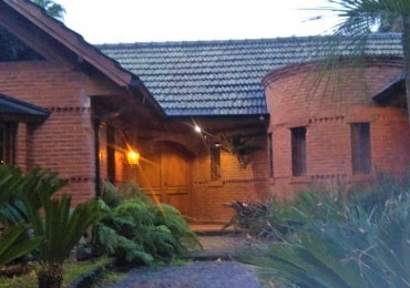 CASA QUINTA  5 AMB.(BARRIO LOS NOGALES) LOTE 1.500 M2