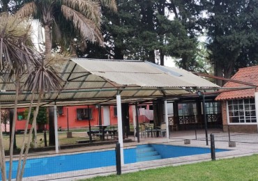 IMPORTANTE CHALET 4 AMB. 2.800 M2.C/ PARQUE/ QUINCHO/ PISCINA   