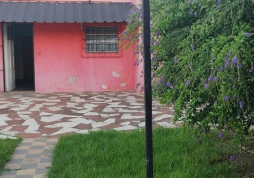 CASA  3 AMB. C/ LOCAL  ENTRADA AUTO/ QUINCHO Y JARDIN/ Y  DPTO. 2 AMB.