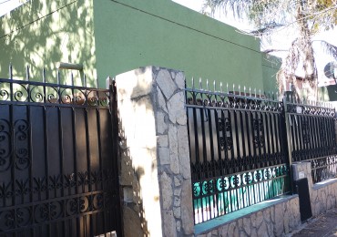 CASA AMERICANA 4 AMB. C/ PARQUE Y QUINCHO