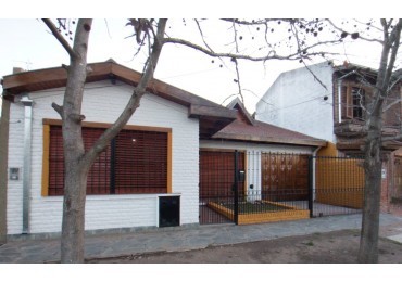 CHALET 3 AMB. GARAGE  2 VEHICULOS/ PATIO