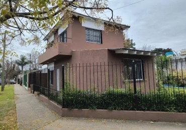 CASA  3 AMB. 2 PLANTAS C/ PARQUE Y ENTRADA DE AUTO
