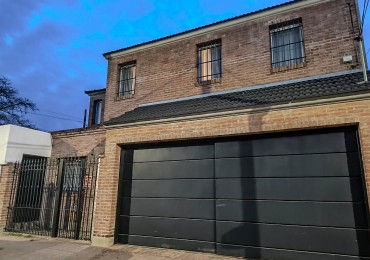 CHALET 4 AMB. 2 PLANTAS C/ PARQUE, PISCINA Y GARAGE P/2 AUTOS