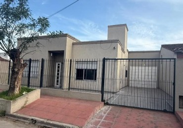 CASA DE 4 AMB. C/ ENTRADA DE VEHICULO FONDO LIBRE