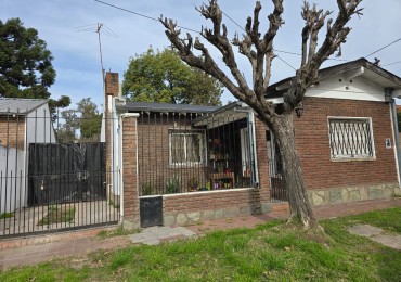 CASA 3 AMBI. C/ ENTRADA P/ DOS AUTOS Y JARDIN