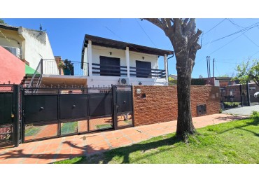 CASA 3 AMB CON DPTO DE 3 AMB Y COCHERA 