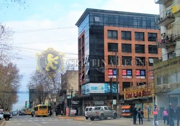 AMPLIAS Y LUMINOSAS OFICINAS VIDRIADAS.